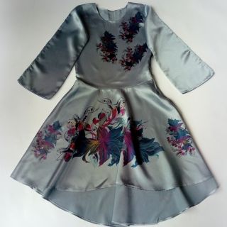 Сива сатенена рокля с цветя  SAT41