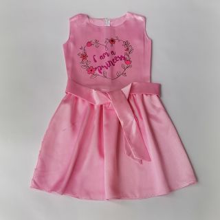 Розова сатенена рокля с колан и надпис А986