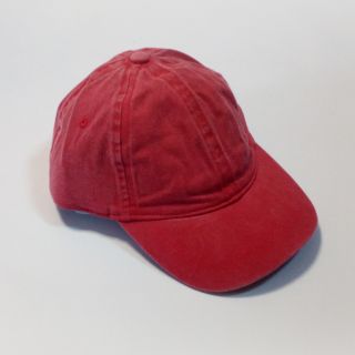Червена шапка с козирка TU9042-1